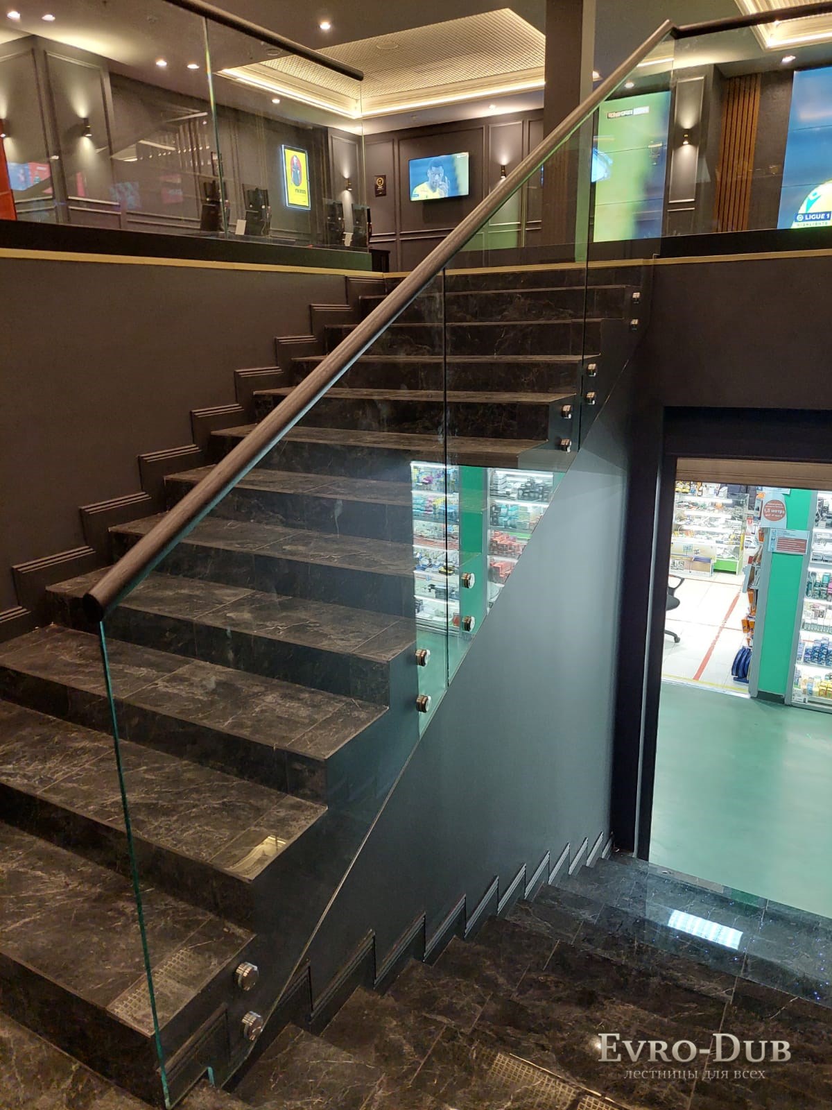 Виды и особенности стеклянных лестниц