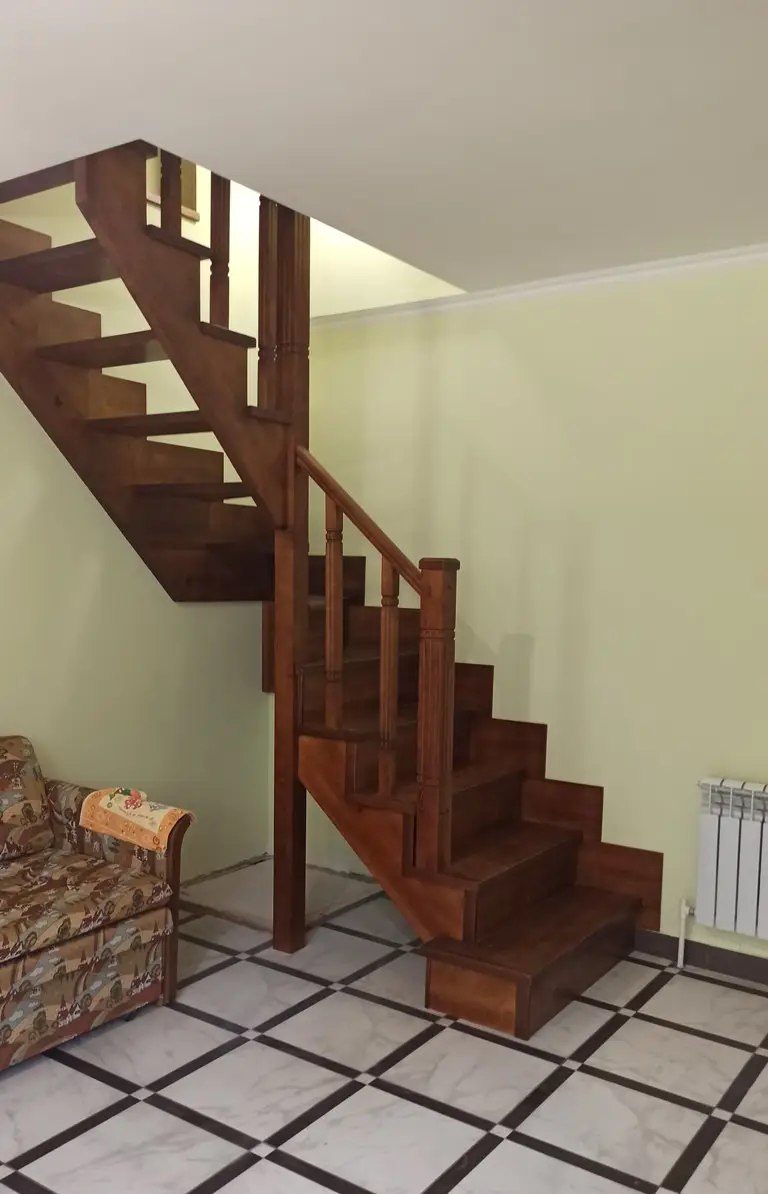 Деревянная лестница с забежными ступенями – каталог, цены, фото