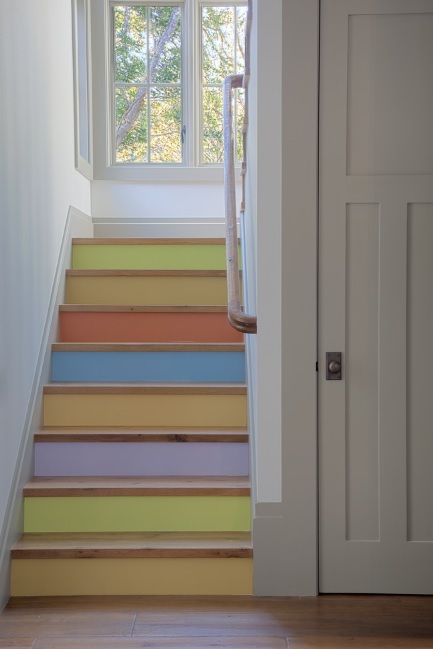 Варианты покраски лестниц